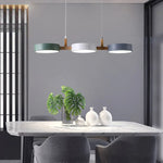 suspension lumineuse moderne trois abatjours vert foncé blanc gris opaques minimaliste scandi
