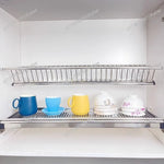 égouttoir cuisine étagère argentée filetée moderne vis assiettes bols tasses soucoupes