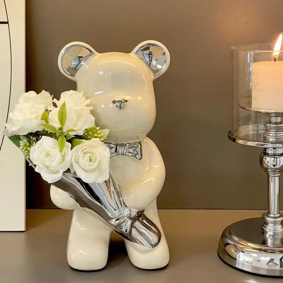 statuette ours blanc résine brillante moderne élégant bouquet fleurs decoration maison salon