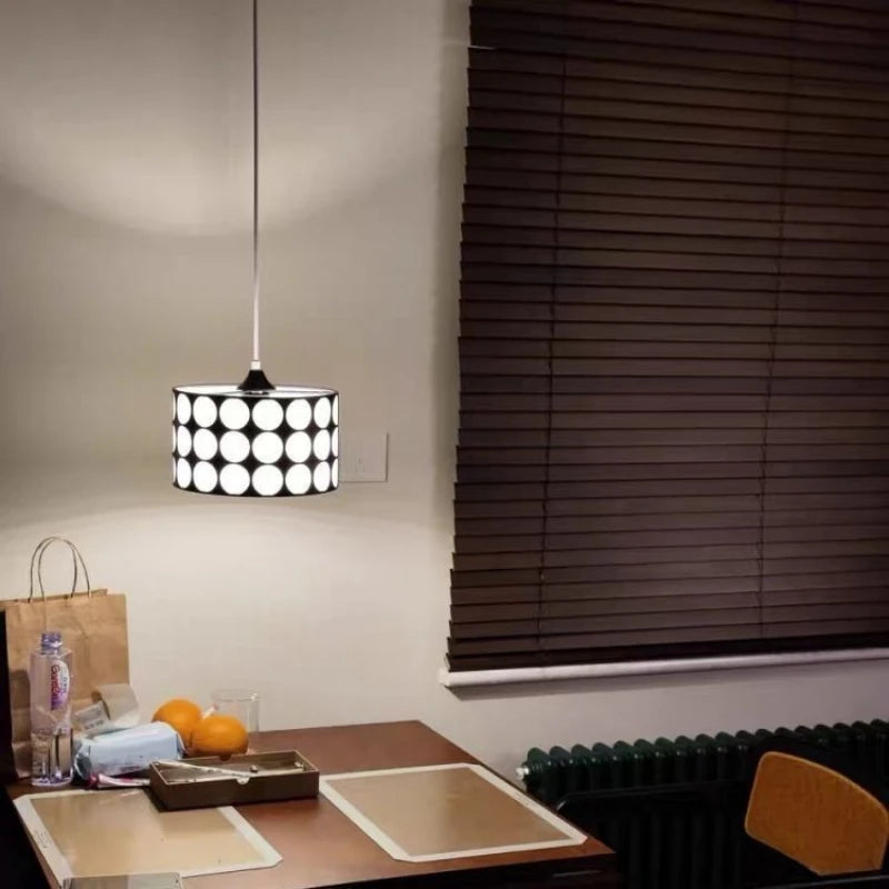 lampe suspendue moderne noire blanche rouge points blancs opacité chambre salonhôtel