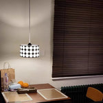 lampe suspendue moderne noire blanche rouge points blancs opacité chambre salonhôtel