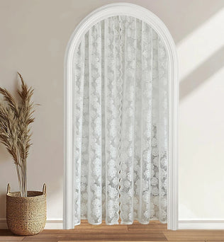 Rideau en dentelle blanche pour fenêtre arquée avec motif floral délicat