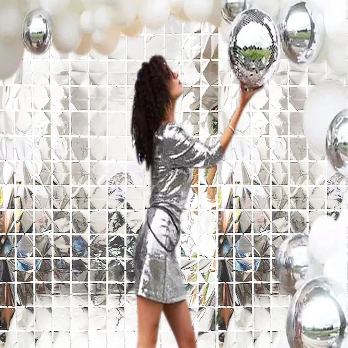 Rideau de pluie argenté utilisé comme fond de décoration pour mariage