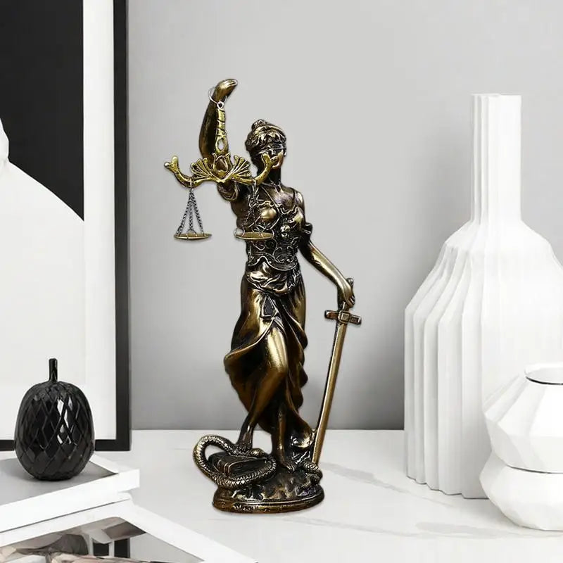 statue dorée déesse justice époque classique résine détails sculpturaux balance épée serpent décoration maison