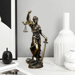 statue dorée déesse justice époque classique résine détails sculpturaux balance épée serpent décoration maison