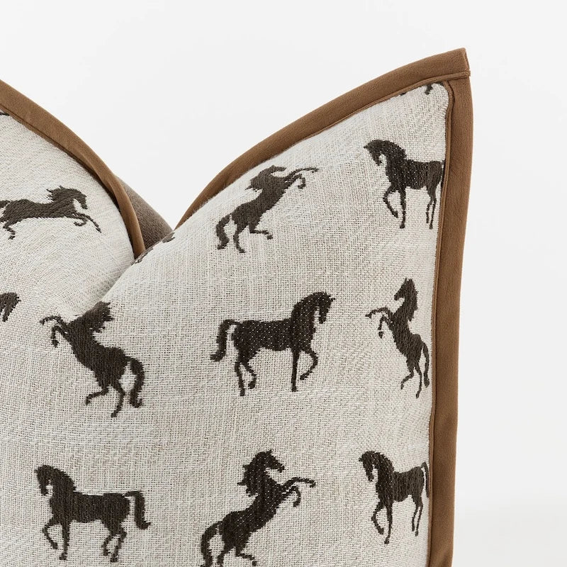 housse coussin carré motif chevaux rustique beige clair décor intérieur lit chaise voiture adhésif