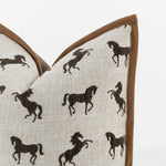housse coussin carré motif chevaux rustique beige clair décor intérieur lit chaise voiture adhésif