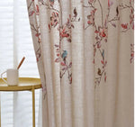 Rideau élégant avec motif floral et oiseau, parfait pour ajouter une touche de nature et de sophistication à votre intérieur. Idéal pour les salons ou les chambres, il harmonise parfaitement avec un décor moderne et chaleureux. Transformez votre espace avec ce rideau décoratif et tendance.