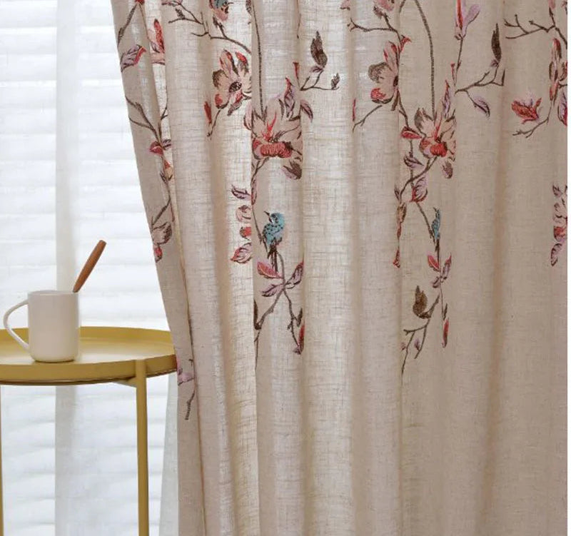 Rideau élégant avec motif floral et oiseau, parfait pour ajouter une touche de nature et de sophistication à votre intérieur. Idéal pour les salons ou les chambres, il harmonise parfaitement avec un décor moderne et chaleureux. Transformez votre espace avec ce rideau décoratif et tendance.