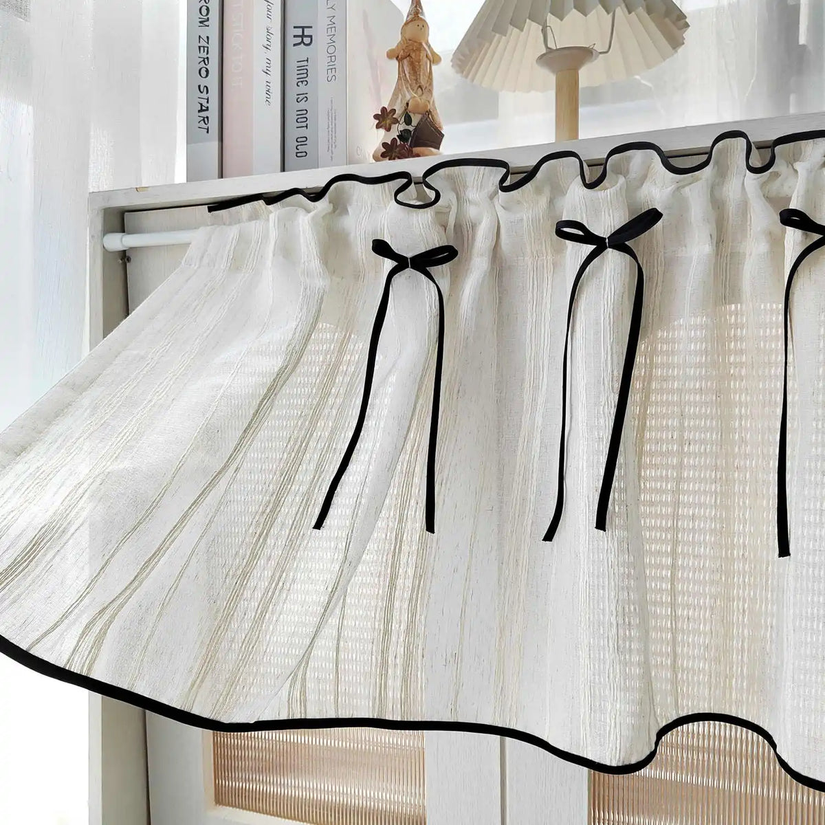 rideau transparent rustique tissu texturé blanc bord noir valance courte fenetre cuisine