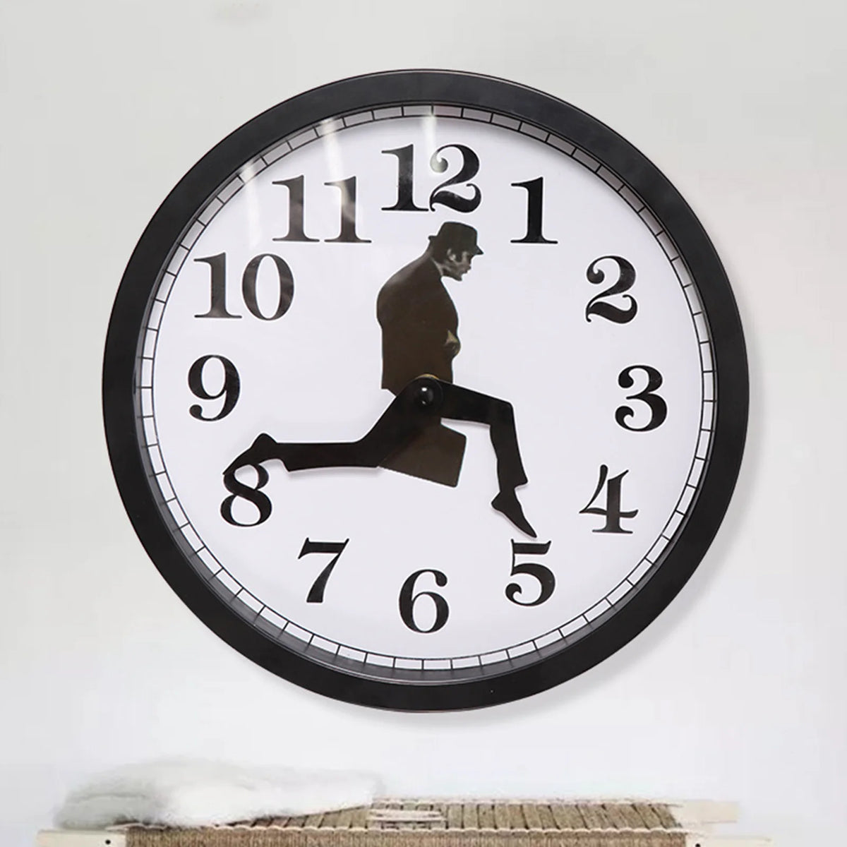 horloge murale moderne homme valise chiffres blanc noir minimaliste decoration facile