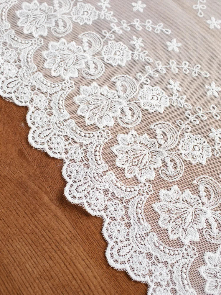 serviettes table blanches brodées motifs floraux coton polyester classiques romantiques tassel