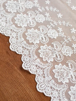 serviettes table blanches brodées motifs floraux coton polyester classiques romantiques tassel