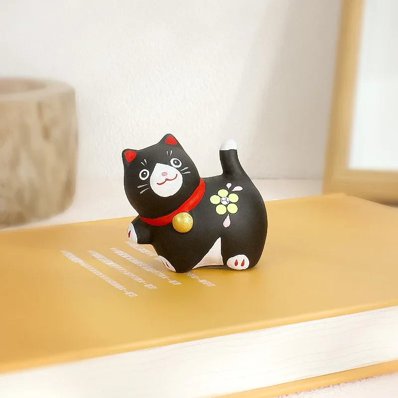 statuette chat céramique artisanale fleurs pois rubans couleurs vives décoration intérieure traditionnelle japonaise anniversaire