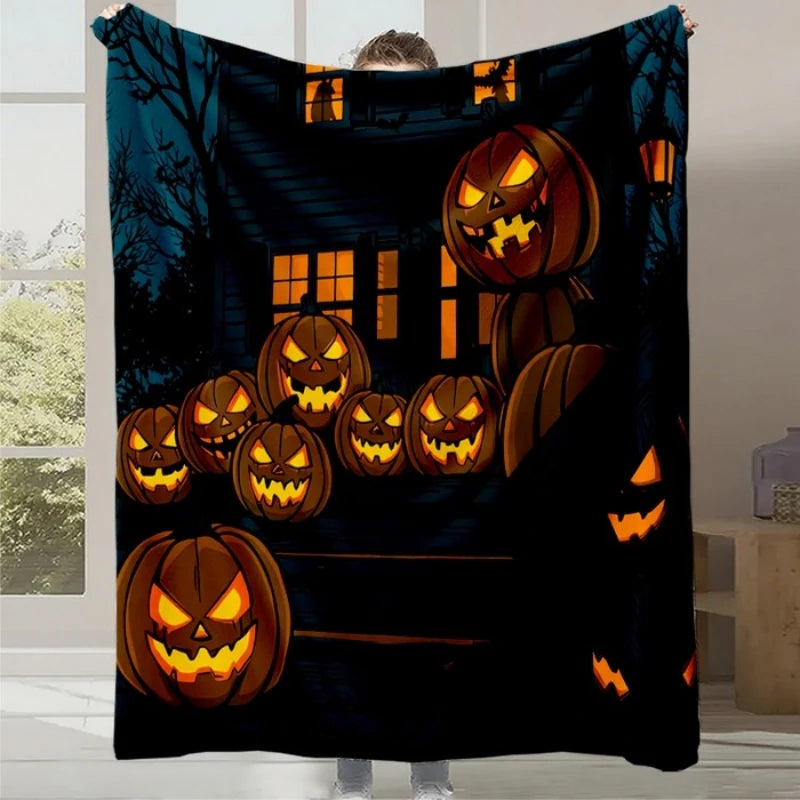 Une scène effrayante et festive d'Halloween avec des citrouilles sculptées illuminées sur un fond sombre de maison hantée et de forêt.