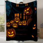 Une scène effrayante et festive d'Halloween avec des citrouilles sculptées illuminées sur un fond sombre de maison hantée et de forêt.