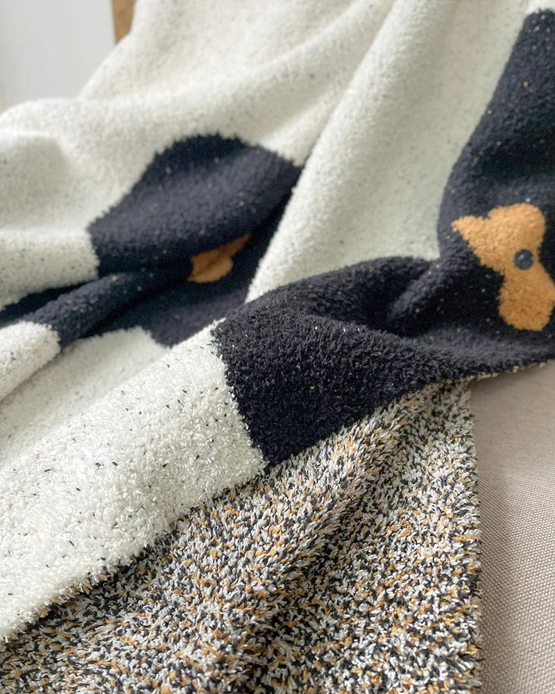 Couverture douillette en forme de pingouin, faite de matériau moelleux et coloré, parfaite pour se blottir et se réchauffer.