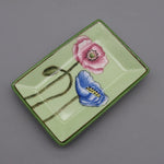 assiettes décoratives artisanales fleurs oiseaux motifs floraux couleurs vertes blanches opaques