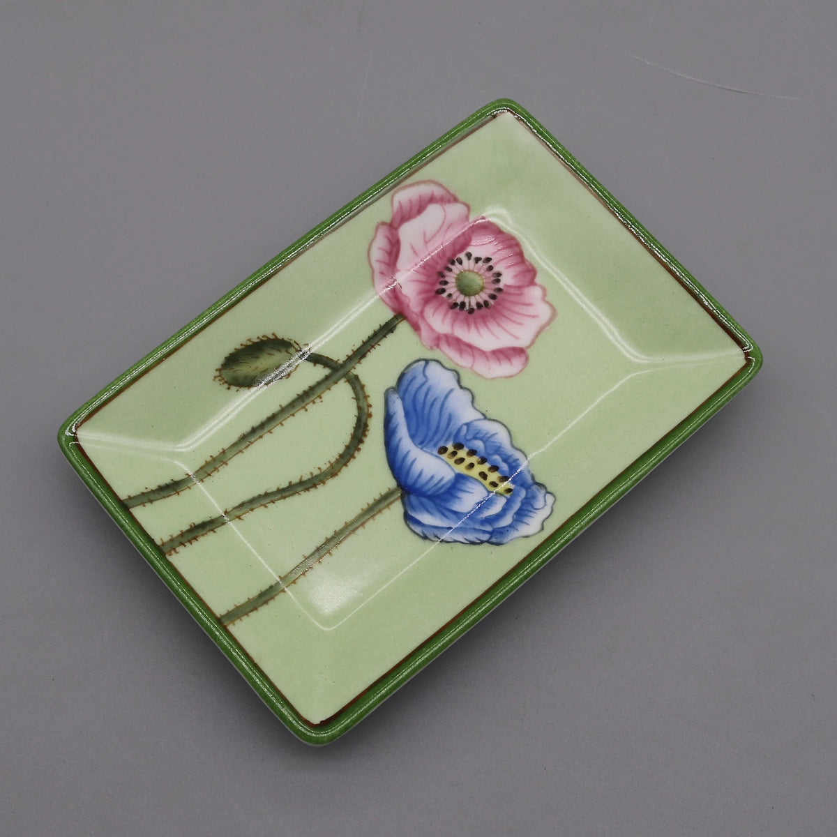assiettes décoratives artisanales fleurs oiseaux motifs floraux couleurs vertes blanches opaques