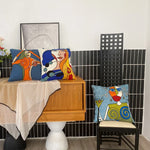 housse coussin coton brodé motifs abstraits visages stylisés moderne pop art bleu blanc orange