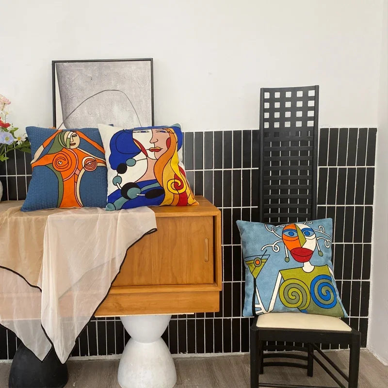 housse coussin coton brodé motifs abstraits visages stylisés moderne pop art bleu blanc orange
