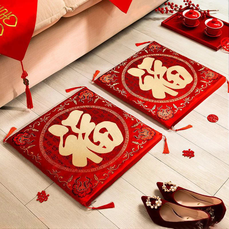 coussins sol rouge ornement chinois motifs floraux élégants maison lit décoration traditionnelle