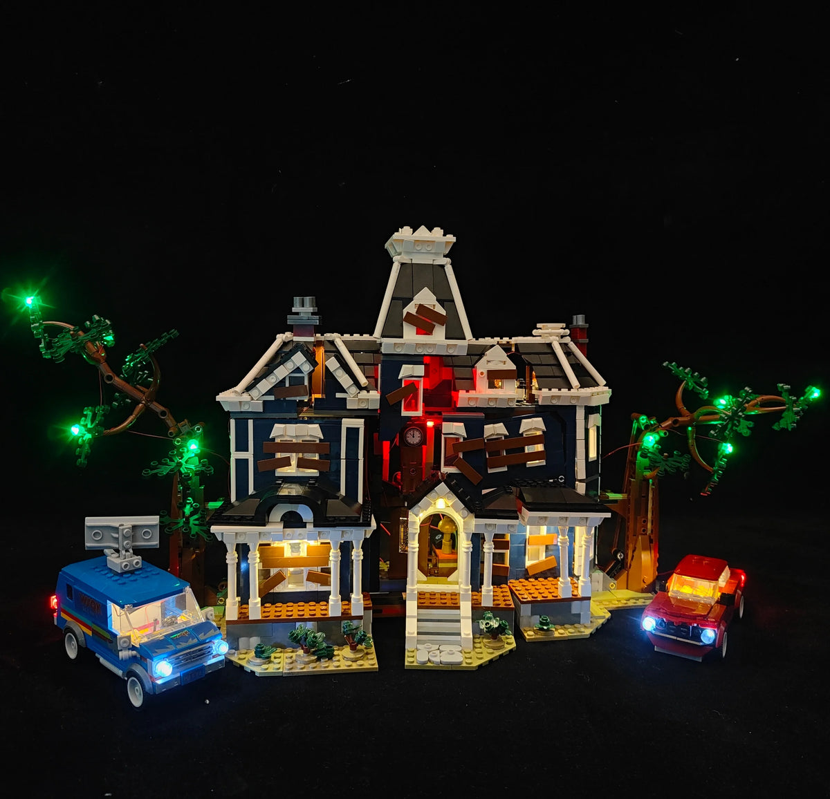 maison lego bleu blanc rouge détails architecture voiture arbre intérieur lumière led fantaisie sciencefiction