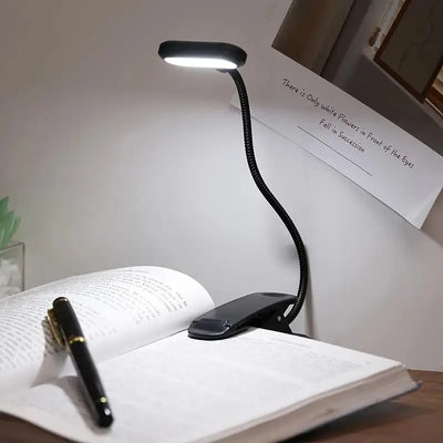 Lampe de livre LED avec pince flexible en action sur un livre