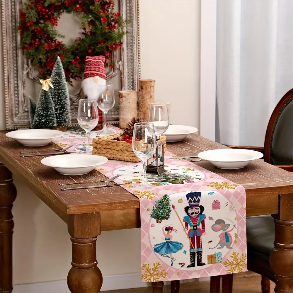La table de salle à manger est décorée pour les fêtes de Noël, avec un beau cadre et une couronne de Noël. Sur la table, on peut voir des assiettes, des verres, des bougies et des éléments de décoration.
