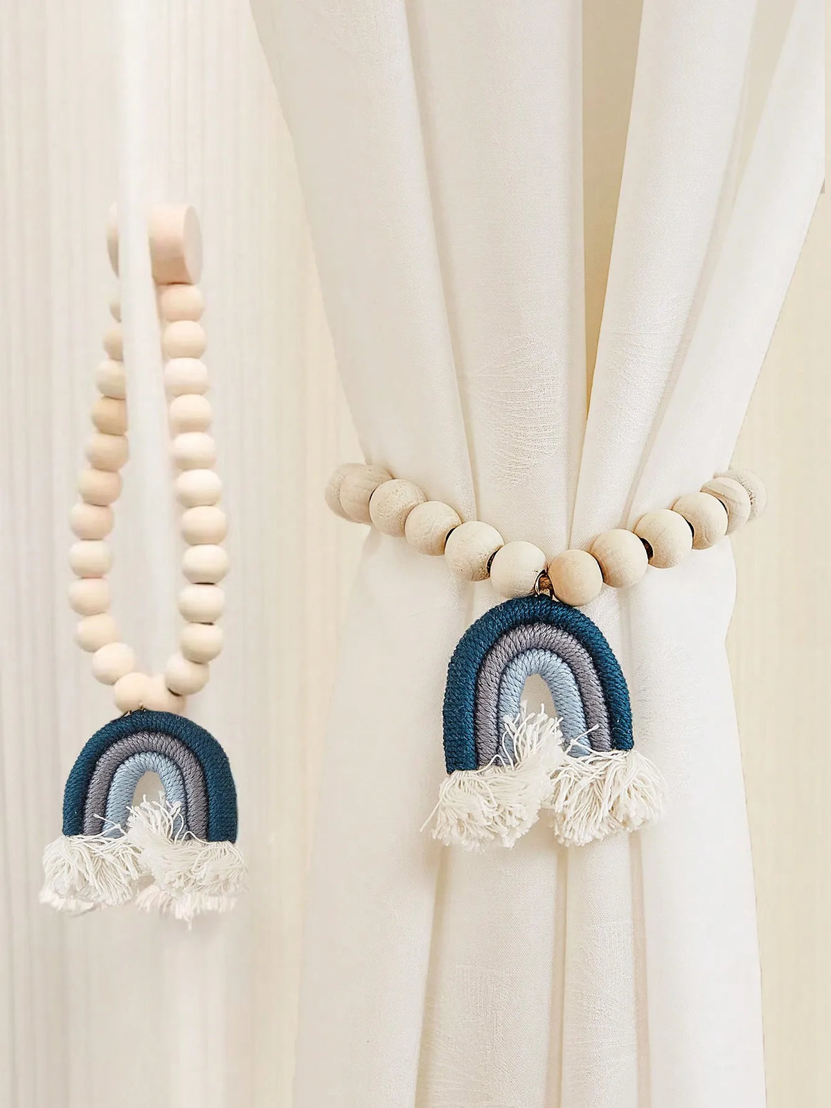 rideau boho chic arc ciel blanc pompons fenêtre maison hospitalité