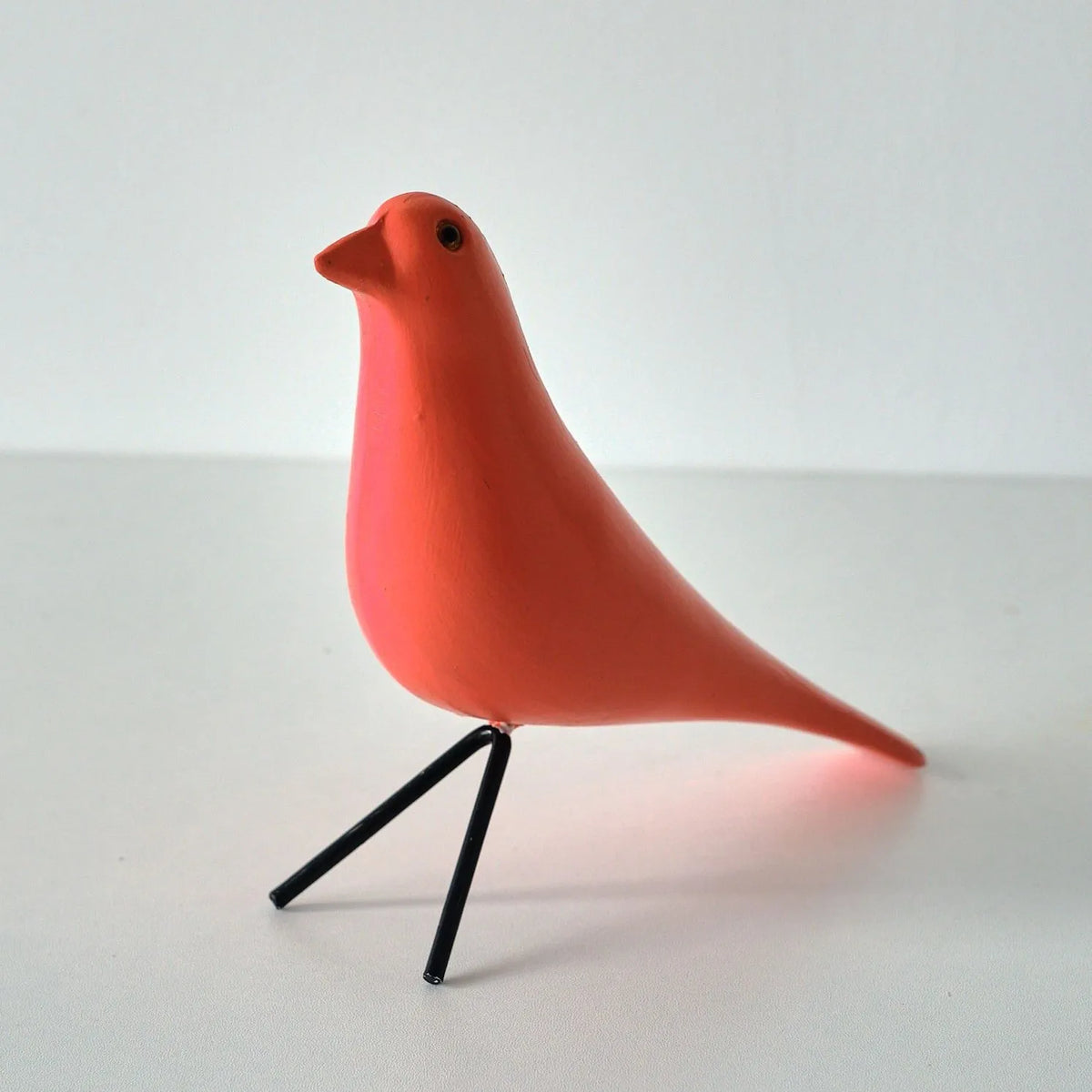 décor oiseau bois peint jaune noir rouge bleu blanc vert pieds métalliques moderne salon