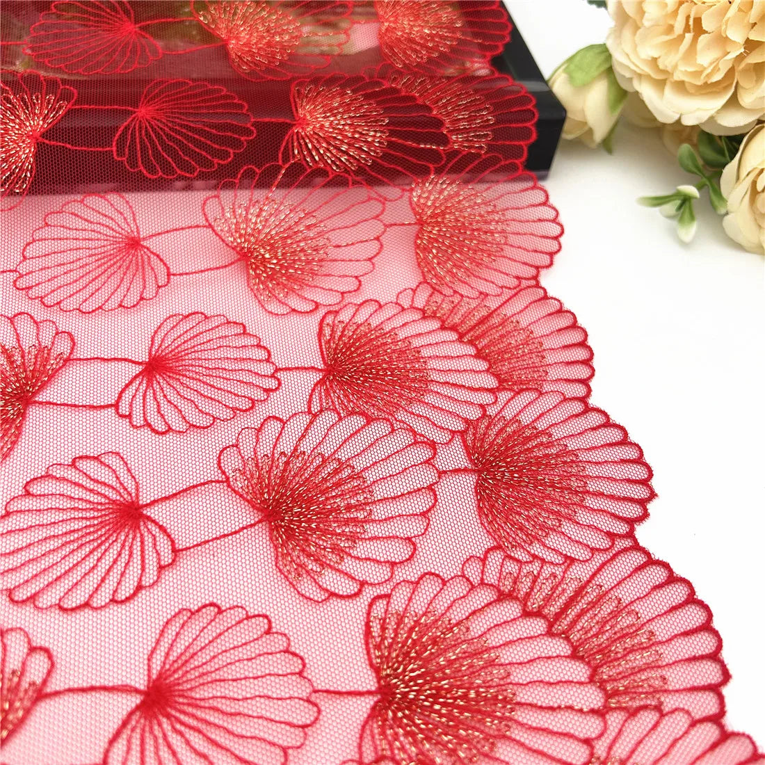 tissu brodé rouge motif coquillages dorés transparent large 25cm festif mariage deco