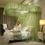 Une chambre à coucher luxueuse avec un lit à baldaquin couvert de rideaux verts délicats, une chaise bleue et une table de chevet avec une lampe.