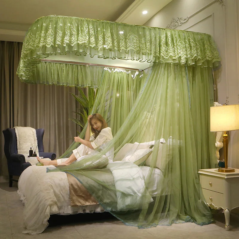 Une chambre à coucher luxueuse avec un lit à baldaquin couvert de rideaux verts délicats, une chaise bleue et une table de chevet avec une lampe.