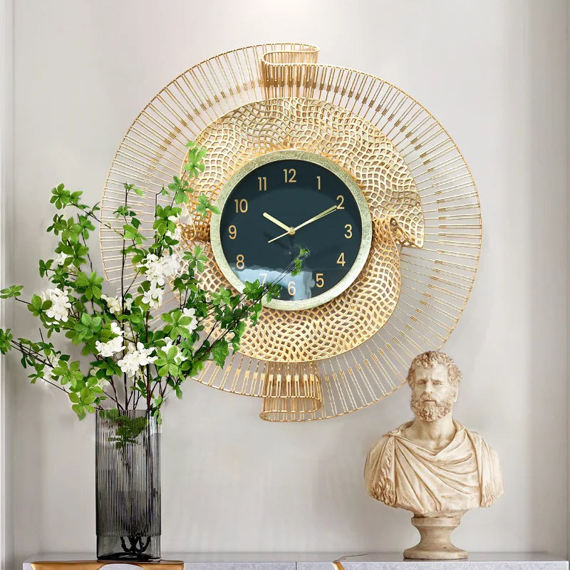horloge murale moderne or motif géométrique contemporain fixation aluminium cuivre