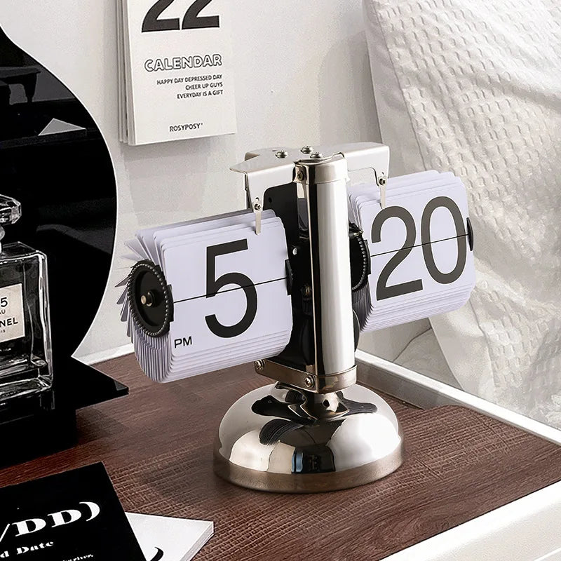 horloge flip vintage métal noir blanc argenté chiffres blancs rétro moderne chambre salon decoration