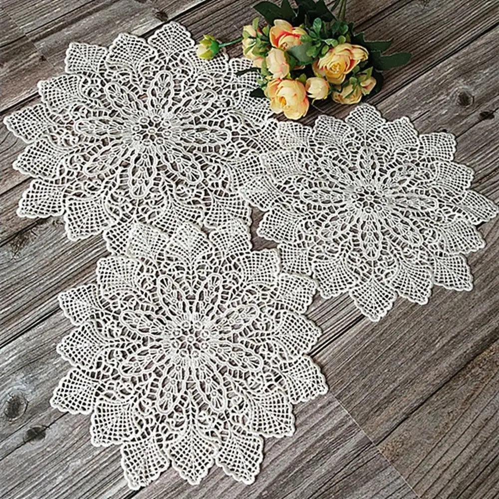 serviette table dentelle blanche motif fleurs élégante décoration table traditionnelle décorative ronde