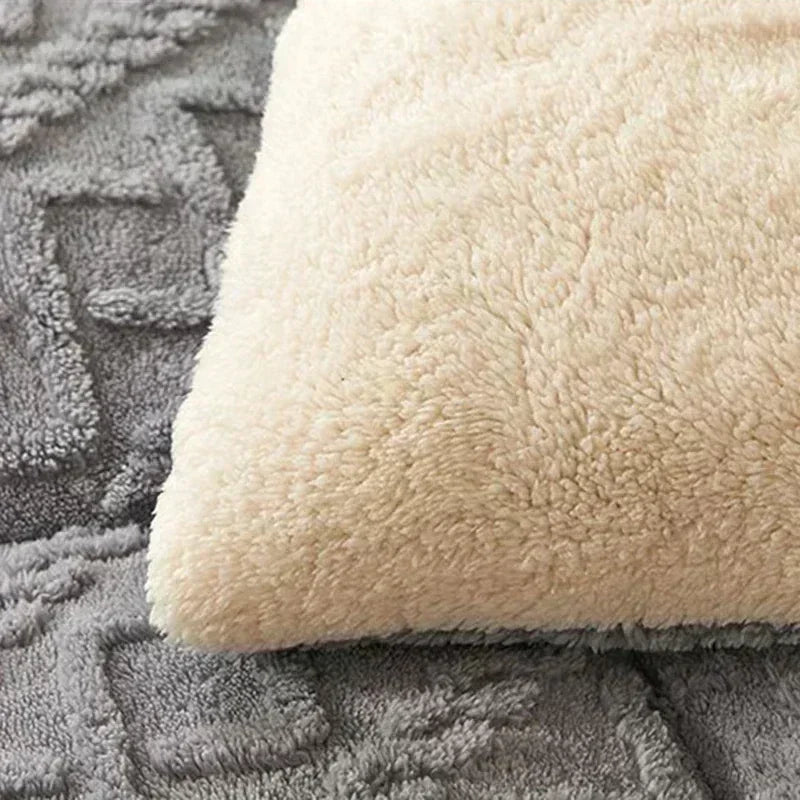 Couverture lestée en fausse fourrure d'agneau noire avec des coussins assortis