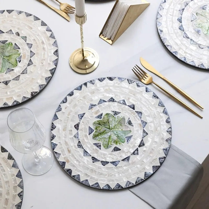 assiettes rondes mosaïque moderne blanc gris verte décoration table haut gamme motifs géométriques