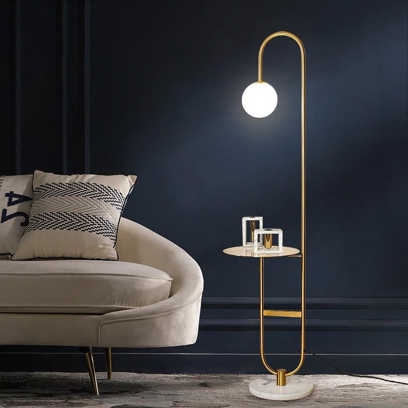 lampe sol moderne or marbre blanc plateau métal minimaliste