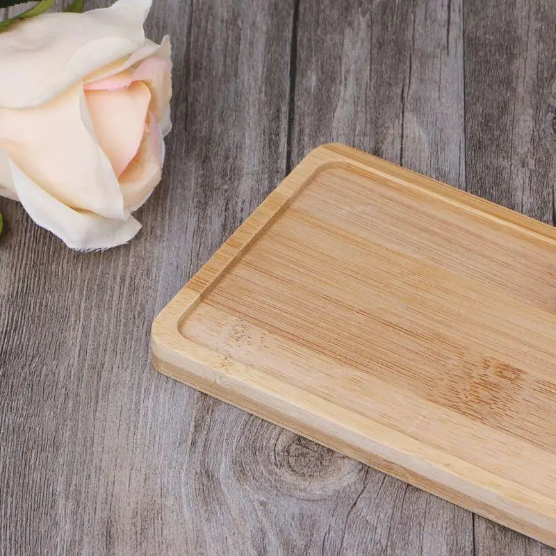 planche découper bois naturelle simple rustique plateau cuisine plante artificielle pot noir horizontal rayures