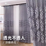 rideau moderne gris blanc broderie feuilles stylisées semi transparent anneaux noirs salon
