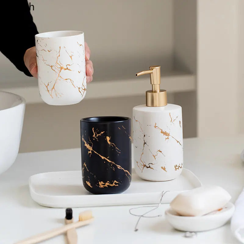 ensemble salle bain moderne blanc doré marbre veines élégant pompe tasse dents support savon