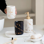 ensemble salle bain moderne blanc doré marbre veines élégant pompe tasse dents support savon