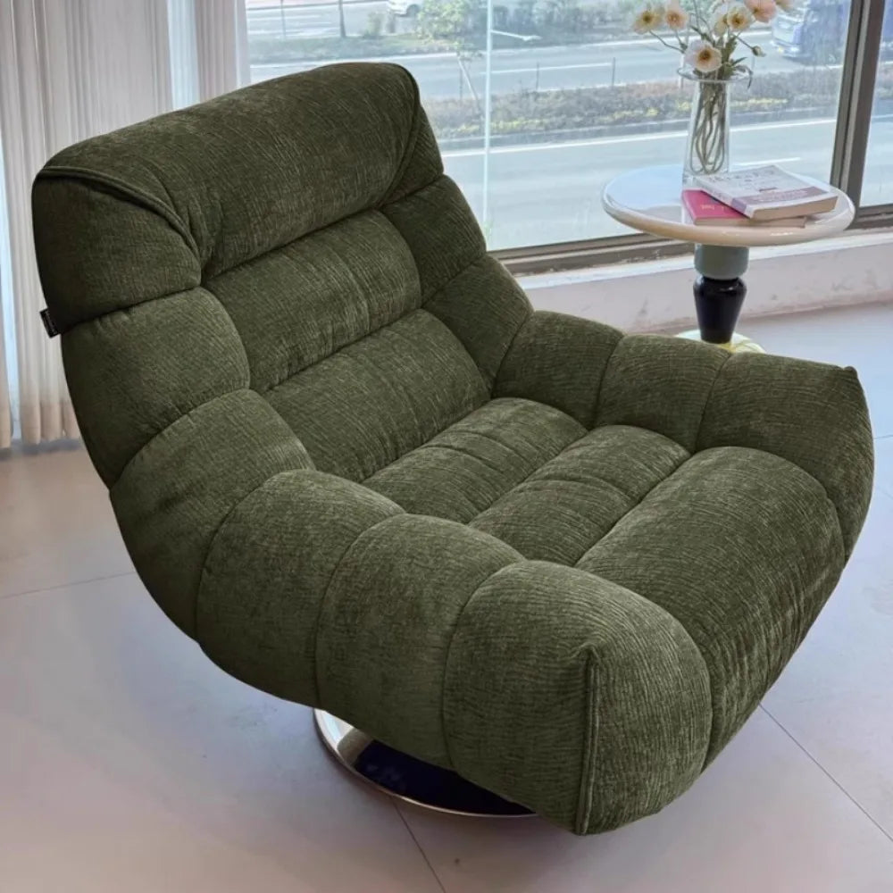 fauteuil pivotant moderne rose velours côtelé intérieur coussin décoratif livres vase fleurs