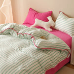 ensemble literie moderne rayé vert blanc rose oreiller rose coussin lapin vase fleurs tapis