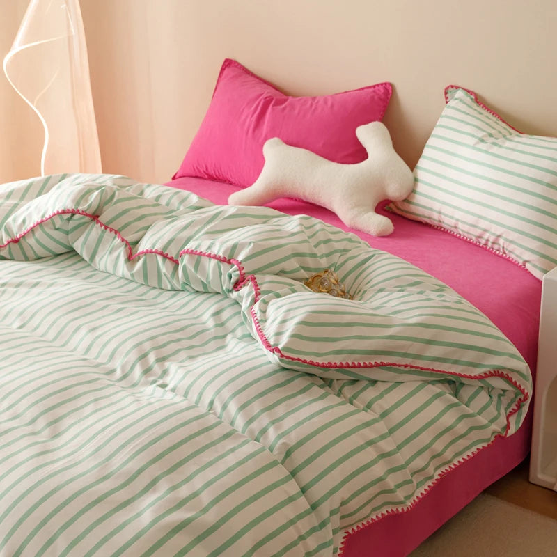 ensemble literie moderne rayé vert blanc rose oreiller rose coussin lapin vase fleurs tapis