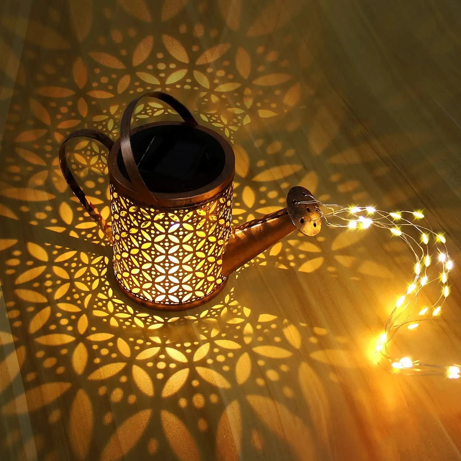 Lanterne décorative en métal pour extérieur éclairant un massif de fleurs