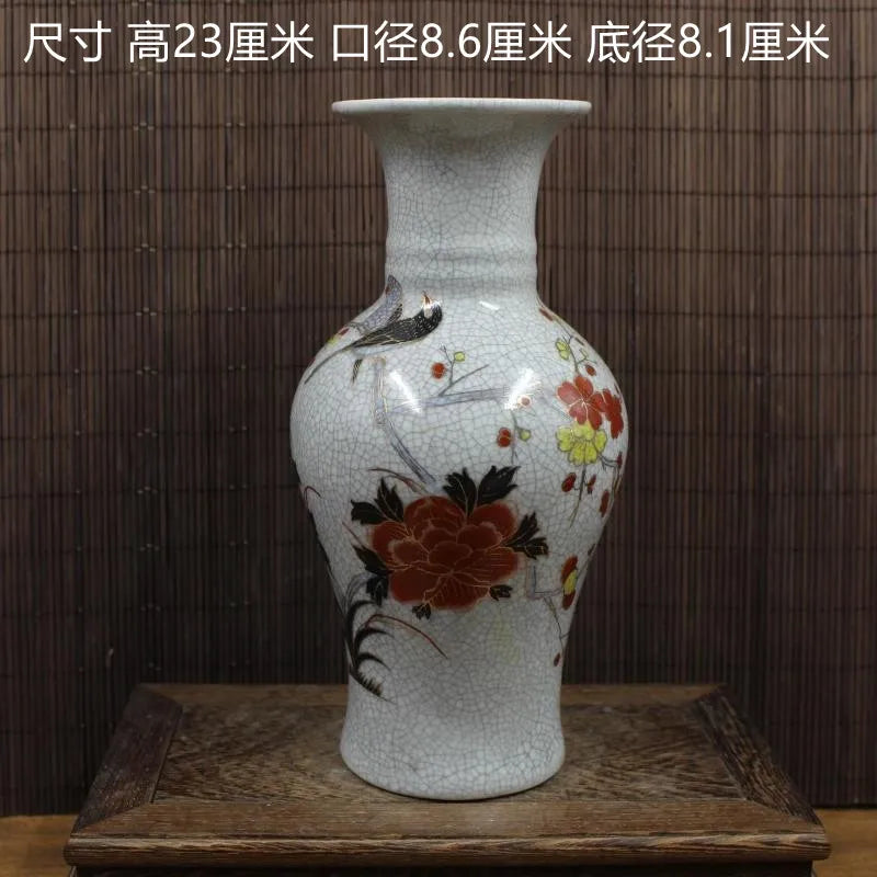 Vase décoratif en céramique craquelée avec des motifs floraux colorés.