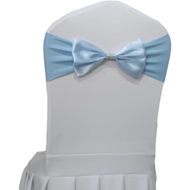 Une chaise blanche ornée d'un noeud en satin bleu clair, utilisée pour décorer une table de mariage ou un événement formel.